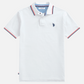 Polo blanco para hombre U.S. POLO ASSN.  de www.treshop.com.co con detalles tricolores en cuello y mangas y logo bordado en el pecho