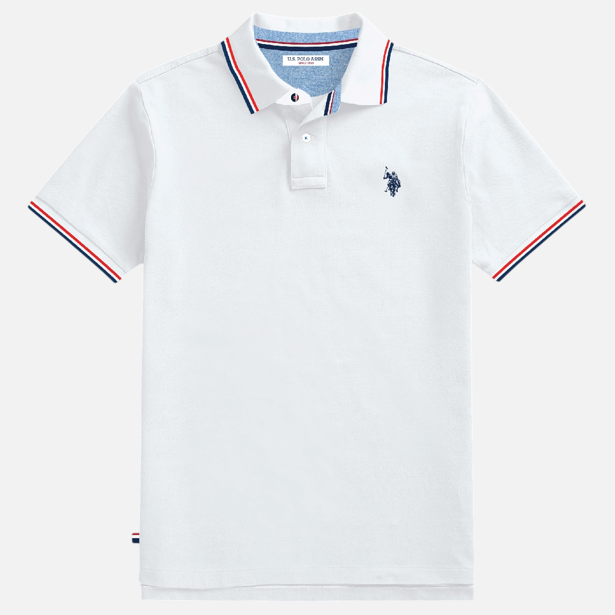 Polo blanco para hombre U.S. POLO ASSN.  de www.treshop.com.co con detalles tricolores en cuello y mangas y logo bordado en el pecho