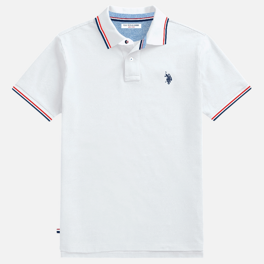 Polo blanco para hombre U.S. POLO ASSN.  de www.treshop.com.co con detalles tricolores en cuello y mangas y logo bordado en el pecho