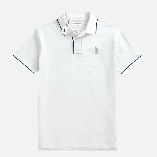 Camiseta polo blanca para hombre de www.treshop.com.co con detalles en contraste y logo bordado en el pecho