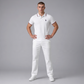 Hombre vistiendo polo blanco www.treshop.com.co con ribetes tricolor en cuello y mangas, estilo casual y elegante.