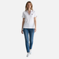 Modelo vistiendo polo blanco www.treshop.com.co con cuello en V, detalles tricolores y logo bordado en el pecho.
