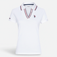 Polo blanco para mujer de www.treshop.com.co con cuello en V, detalles tricolores y logotipo bordado en el pecho.
