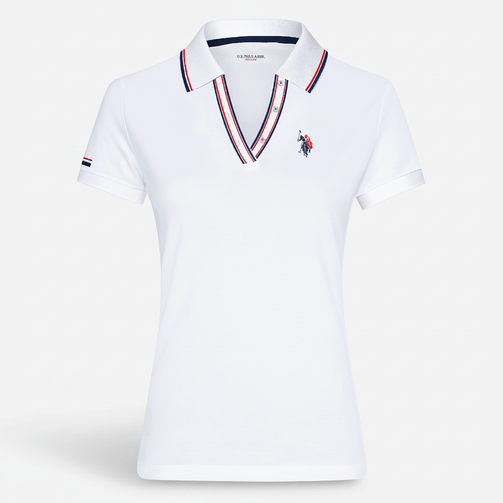 Polo blanco para mujer de www.treshop.com.co con cuello en V, detalles tricolores y logotipo bordado en el pecho.