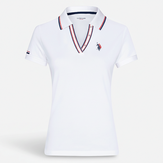 Polo blanco para mujer de www.treshop.com.co con cuello en V, detalles tricolores y logotipo bordado en el pecho.