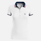 Camiseta polo blanca para mujer de www.treshop.com.co con cuello y mangas en contraste azul, rojo y blanco.