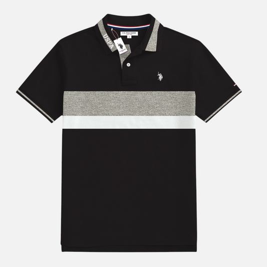 Polo www.treshop.com.co de manga corta con bloques de color negro, gris y blanco y logotipo bordado en el pecho, marca U.S. Polo Assn.