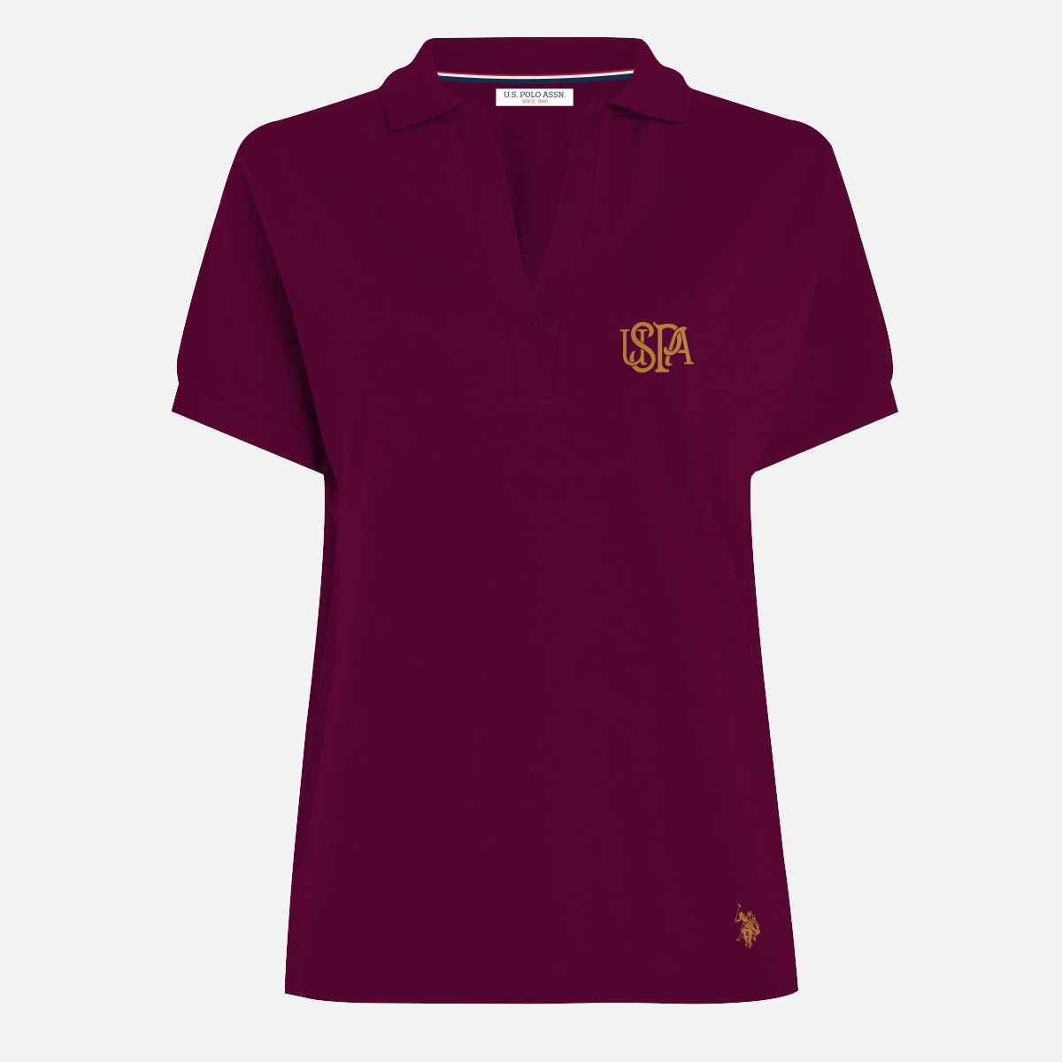 Polo burdeos para mujer de www.treshop.com.co con cuello en V y logotipo dorado bordado en el pecho