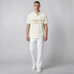 Hombre vistiendo polo crema de algodón U.S. Polo Assn. con estampado frontal y corte amplio de www.treshop.com.co