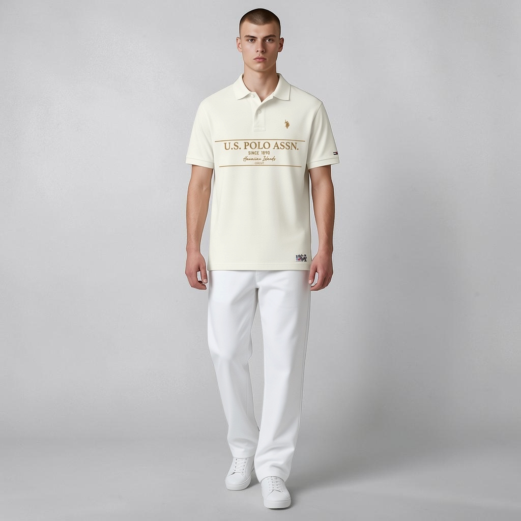 Hombre vistiendo polo crema de algodón U.S. Polo Assn. con estampado frontal y corte amplio de www.treshop.com.co