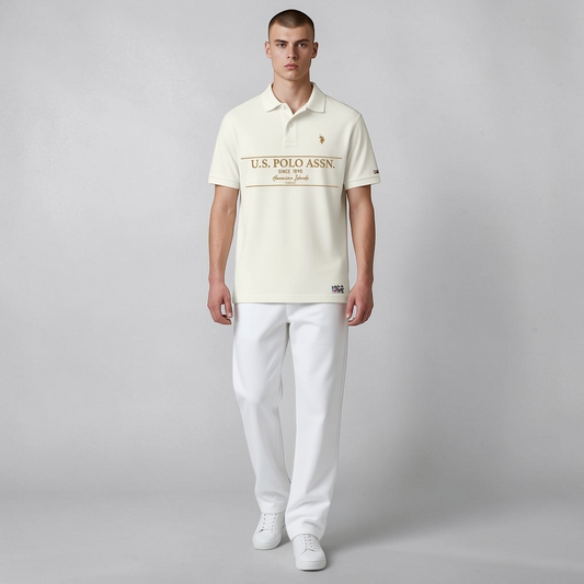 Hombre vistiendo polo crema de algodón U.S. Polo Assn. con estampado frontal y corte amplio de www.treshop.com.co