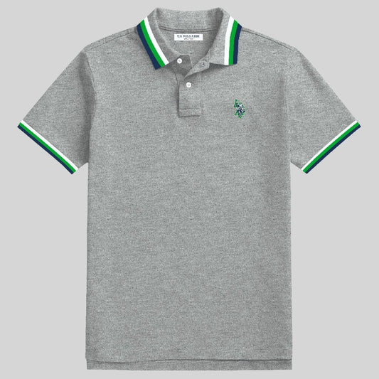 Polo gris jaspeado de algodón www.treshop.com.co con detalles en verde y azul marino en cuello y mangas