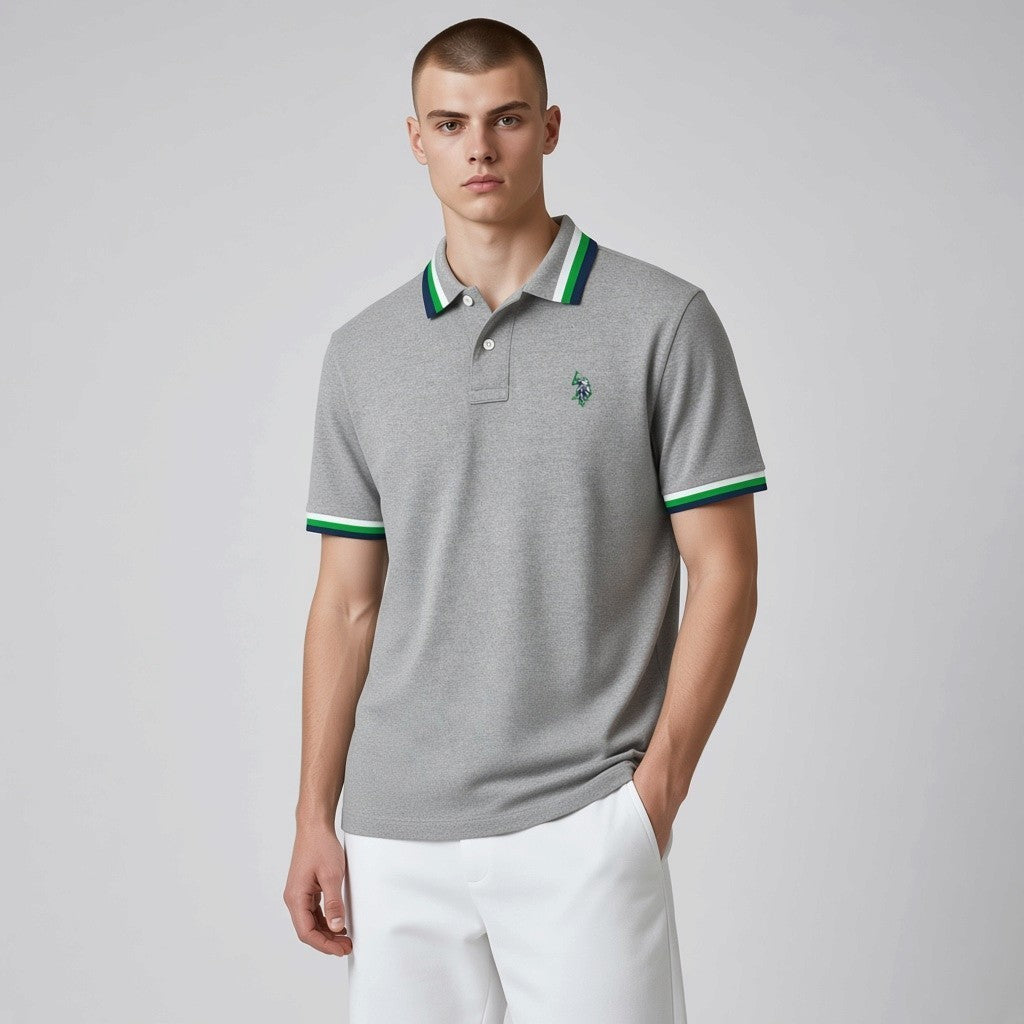 Polo gris de algodón piqué www.treshop.com.co con cuello y mangas de rayas verdes y azules y logo de goma