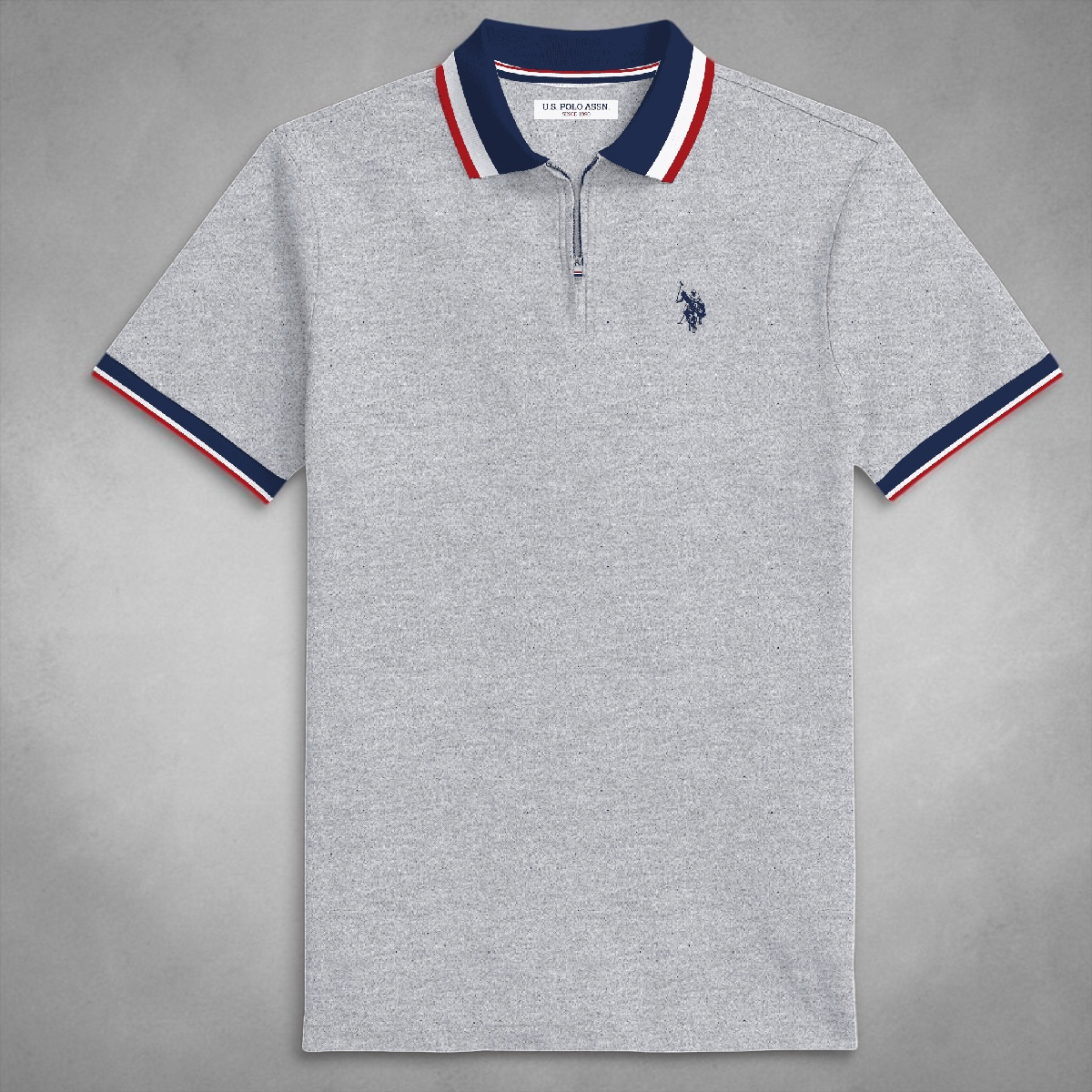 Polo www.treshop.com.co gris de algodón piqué con cierre frontal, cuello y mangas con detalles en azul, rojo y blanco