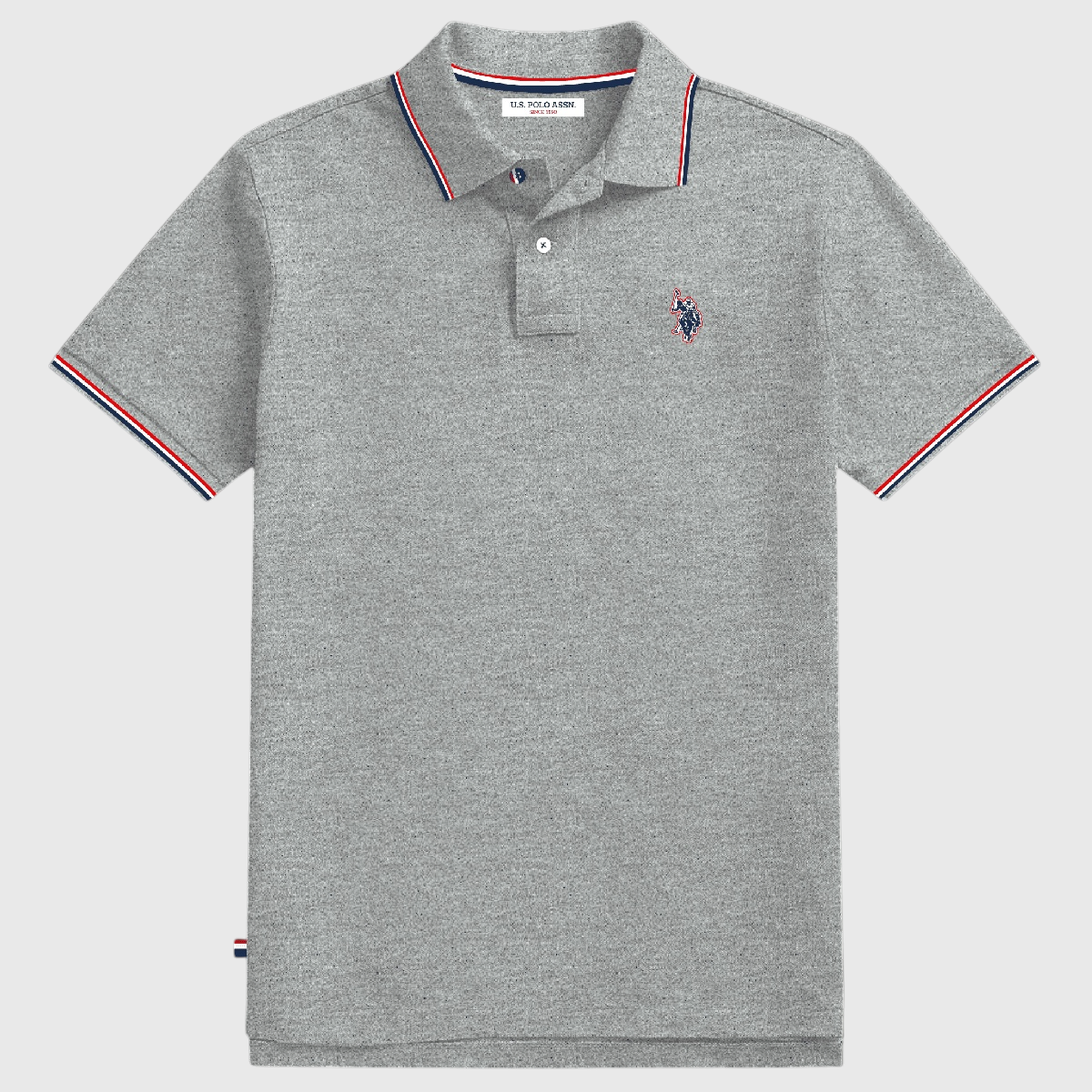Polo gris jaspeado de algodón www.treshop.com.co con ribetes tricolor en cuello y mangas y logo bordado en el pecho