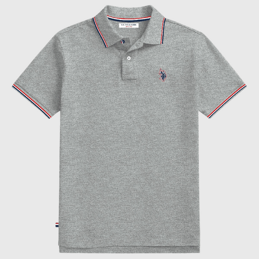 Polo gris jaspeado de algodón www.treshop.com.co con ribetes tricolor en cuello y mangas y logo bordado en el pecho