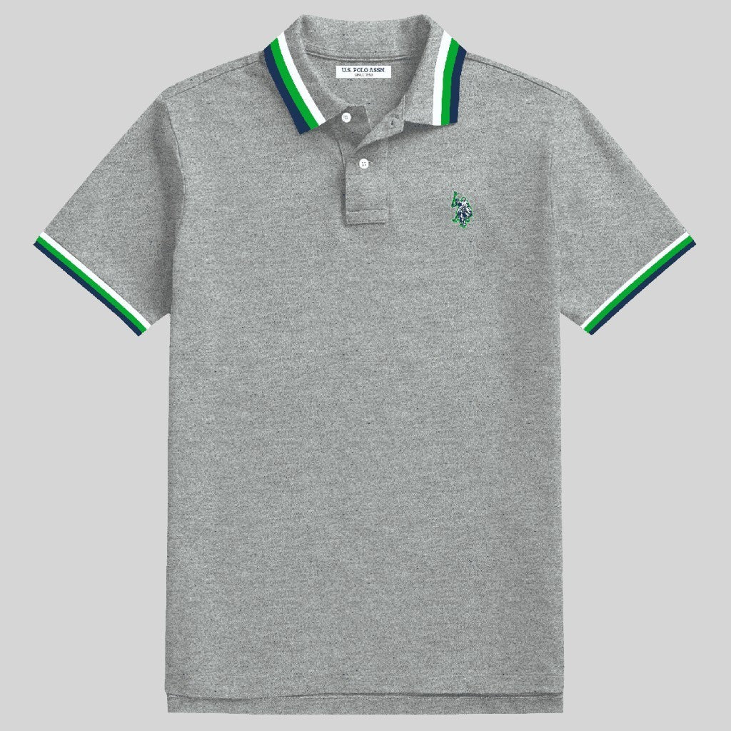 Polo www.treshop.com.co gris de algodón piqué con cuello y mangas a rayas verdes y azul marino y logo de goma