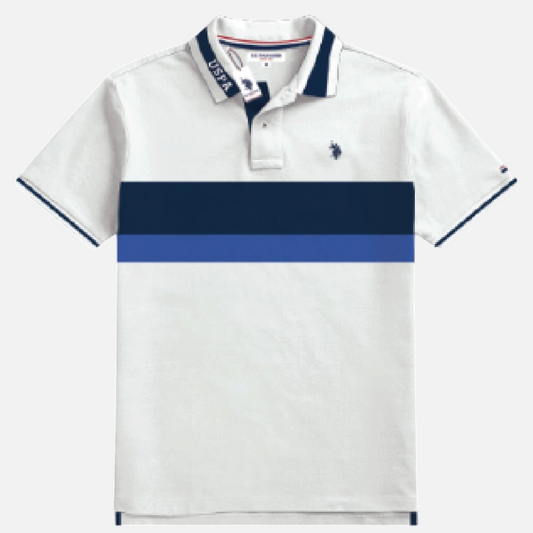 Polo www.treshop.com.co de algodón piqué blanco con franjas azul marino y azul rey, logo bordado y cuello estampado. Marca U.S. Polo Assn.