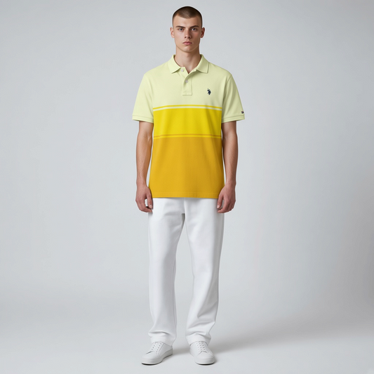 Modelo vistiendo polo de algodón www.treshop.com.co con estampado degradado en tonos amarillos y logo bordado. Marca U.S. Polo Assn.