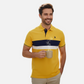 Hombre sonriente vistiendo polo amarillo con franjas azul y blanco de www.treshop.com.co sosteniendo una taza de café