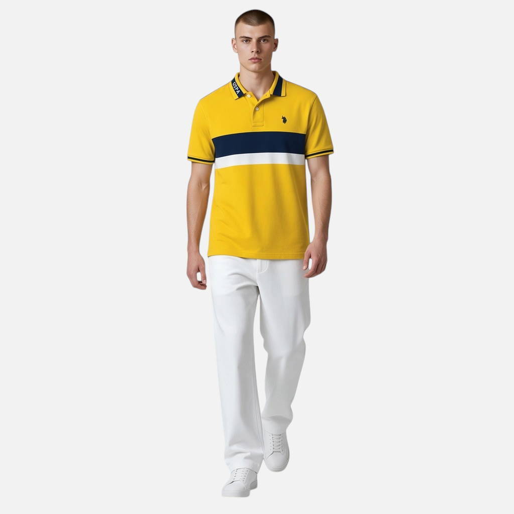 Modelo vistiendo polo amarillo U.S. Polo Assn. de www.treshop.com.co con franjas azul marino y blanco y cuello logo