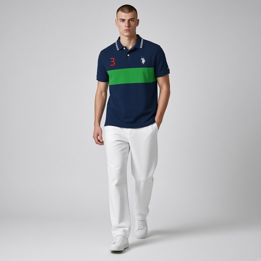 Hombre vistiendo polo azul marino con franja verde y logo de www.treshop.com.co, corte amplio y estilo deportivo