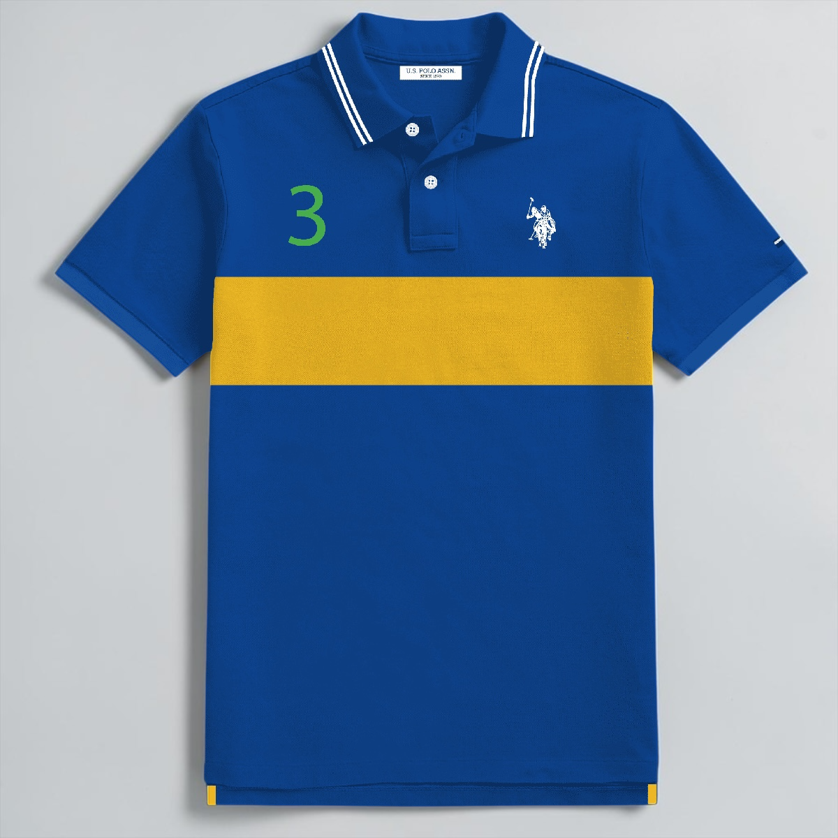Polo www.treshop.com.co de algodón piqué azul con franja amarilla, logo bordado y número 3 en talla grande