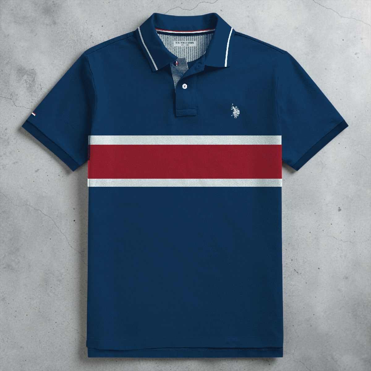 Polo www.treshop.com.co de algodón piqué azul con franja roja y blanca y logo bordado en el pecho