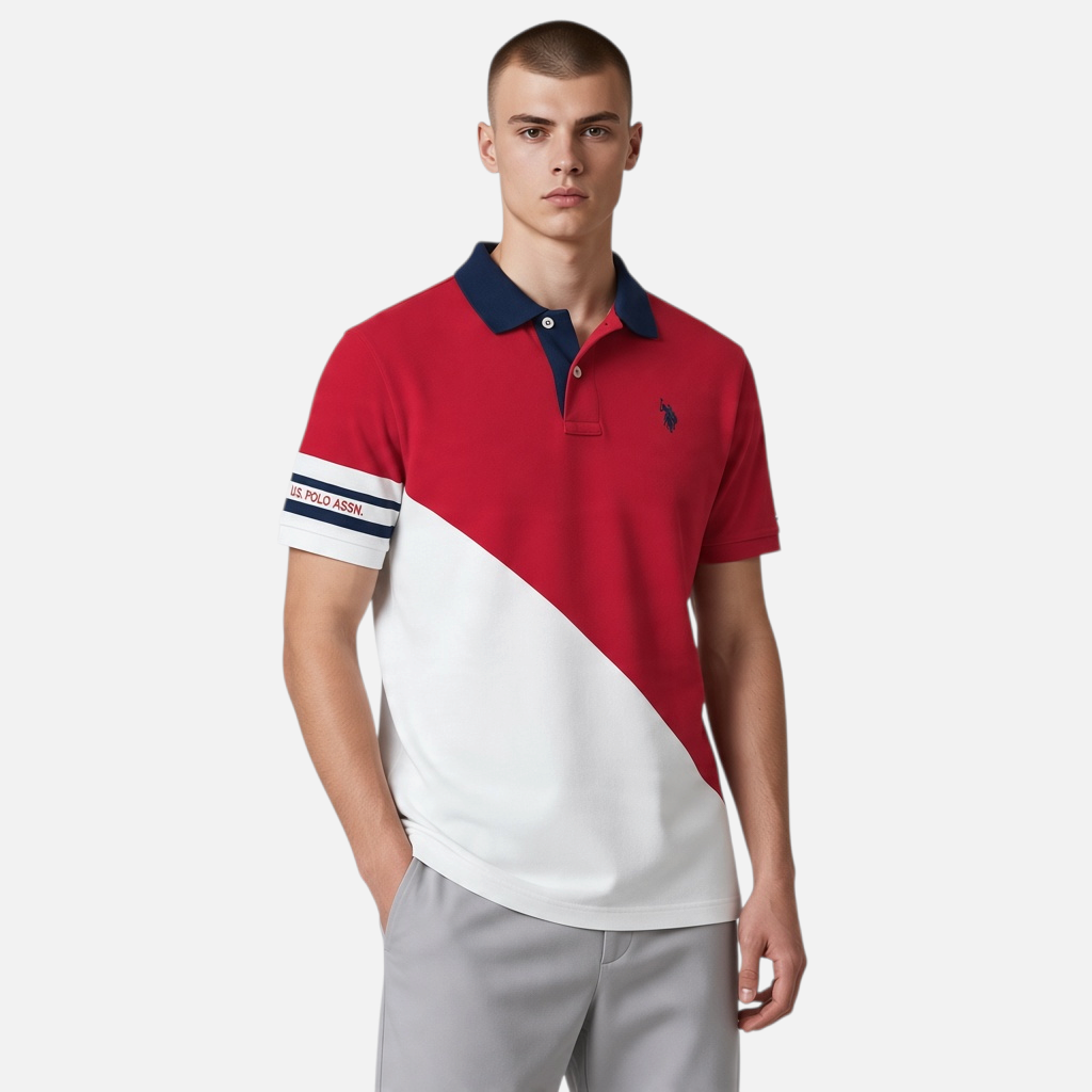 Hombre vistiendo polo www.treshop.com.co rojo y blanco con diseño diagonal, cuello azul y detalles deportivos