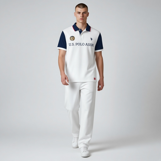 Hombre vistiendo polo bicolor blanco y azul marino de www.treshop.com.co con logotipo bordado y cuello en contraste