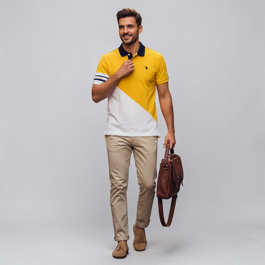 Hombre vistiendo polo U.S. POLO ASSN. de www.treshop.com.co con diseño bicolor amarillo y blanco y cuello azul marino