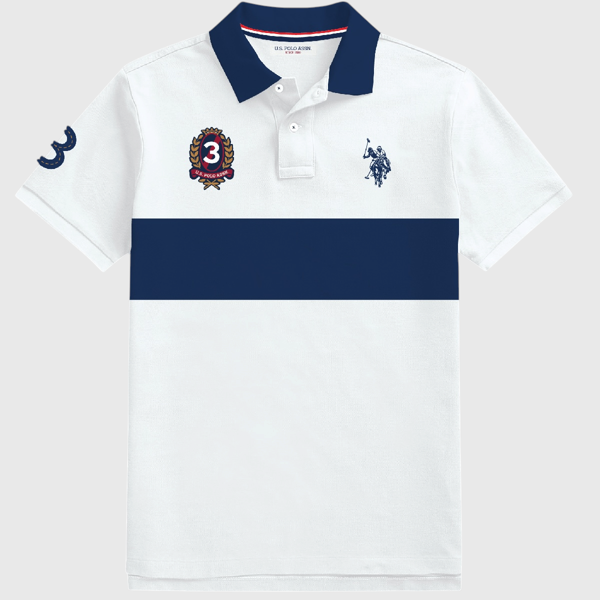 Polo www.treshop.com.co de algodón piqué blanco con franja azul marino, logo bordado y número 3 en el pecho.