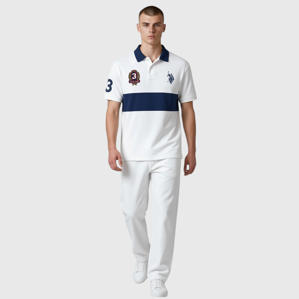 Hombre vistiendo polo www.treshop.com.co blanco de algodón piqué con franja azul, logo bordado y número 3 en la manga