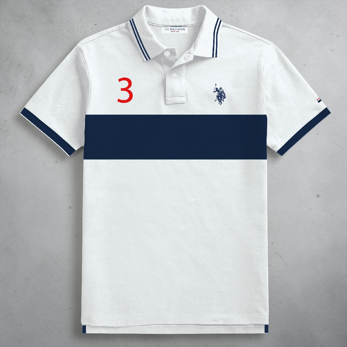 Polo www.treshop.com.co de algodón piqué blanco con franja azul marino, logo bordado y número 3 en talla grande