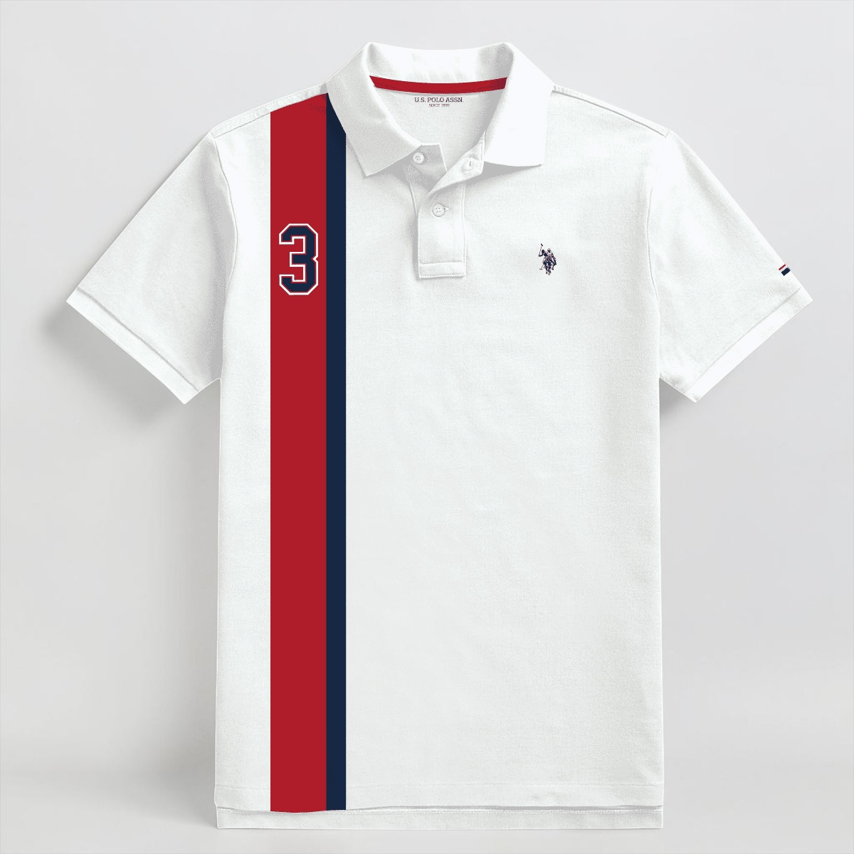 Polo www.treshop.com.co de algodón piqué blanco con franja vertical roja y azul, número 3 y logo bordado