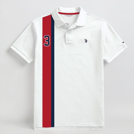 Polo www.treshop.com.co de algodón piqué blanco con franja vertical roja y azul, número 3 y logo bordado