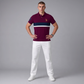 Modelo vistiendo polo burdeos www.treshop.com.co con franjas azul y blanco, logo bordado y número en la manga