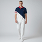 Hombre vistiendo polo www.treshop.com.co de algodón con diseño diagonal azul y blanco, cuello rojo y logo bordado