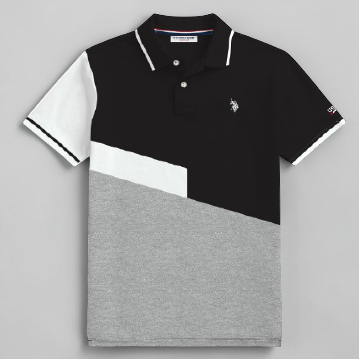 Polo www.treshop.com.co de algodón piqué con diseño color block en negro, blanco y gris y logo bordado en el pecho