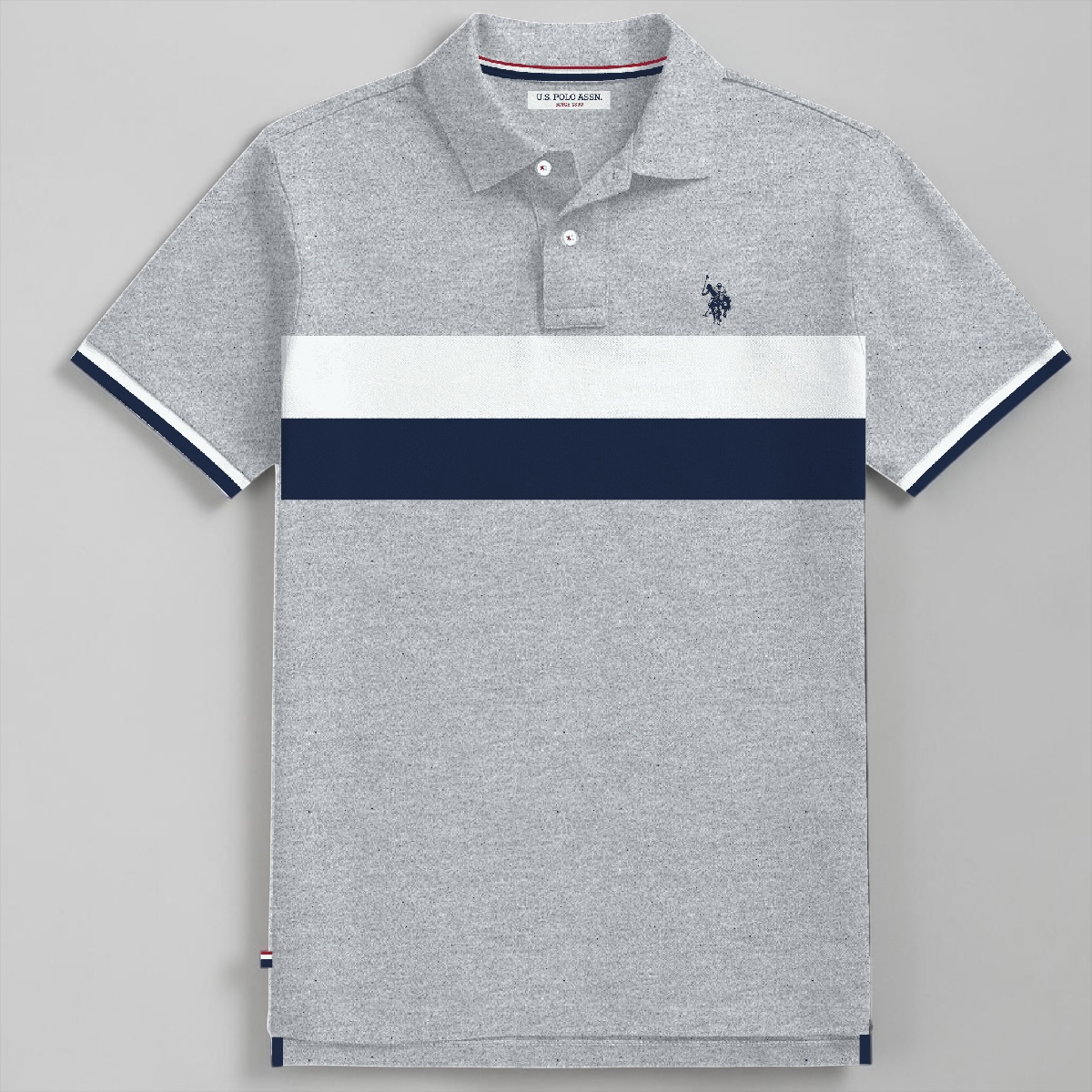 Polo www.treshop.com.co de algodón piqué gris con franjas blanca y azul marino y logo bordado en el pecho