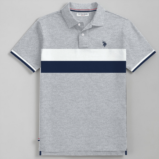 Polo www.treshop.com.co de algodón piqué gris con franjas blanca y azul marino y logo bordado en el pecho