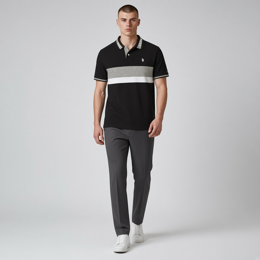 Modelo vistiendo polo www.treshop.com.co negro de algodón piqué con franjas grises, logo bordado y cuello estampado