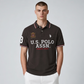 Hombre vistiendo polo oscuro U.S. Polo Assn. con logo bordado, cuello y puños a rayas, disponible en www.treshop.com.co