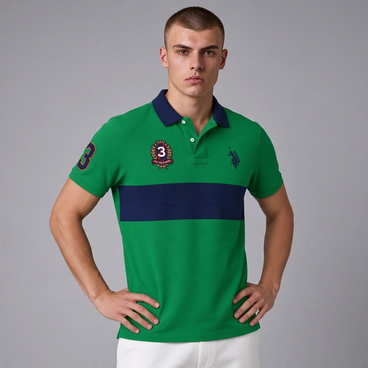 Hombre vistiendo polo verde y azul marino de www.treshop.com.co con bordados distintivos y cuello clásico