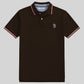 Polo para hombre www.treshop.com.co en color marrón oscuro con detalles en contraste en cuello y mangas y logo bordado