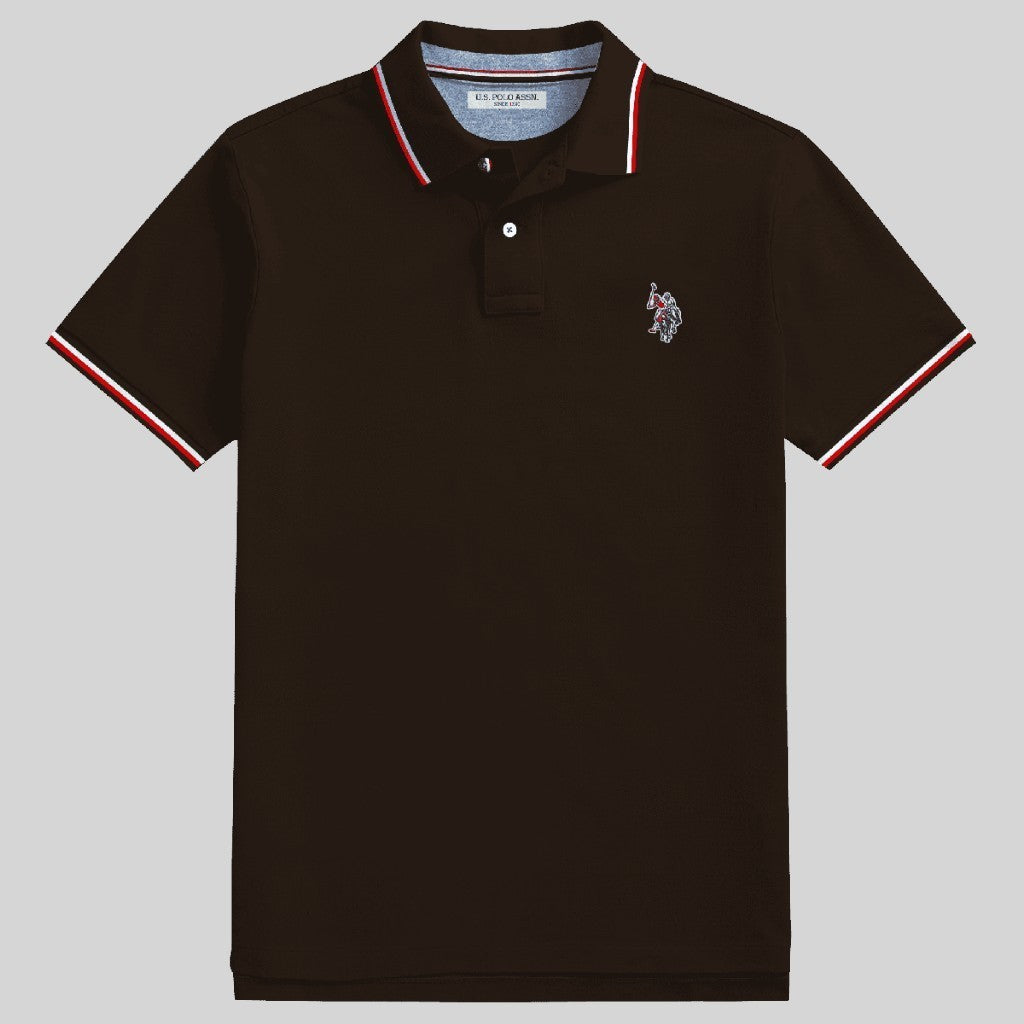 Polo para hombre www.treshop.com.co en color marrón oscuro con detalles en contraste en cuello y mangas y logo bordado