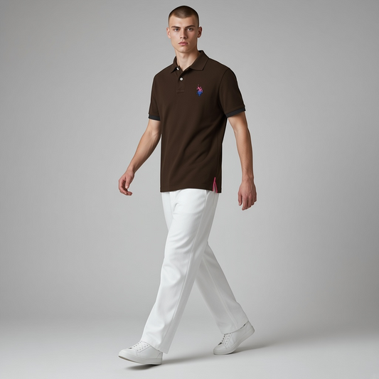 Hombre vistiendo polo marron oscuro www.treshop.com.co con logo bordado degradado, pantalones blancos y tenis