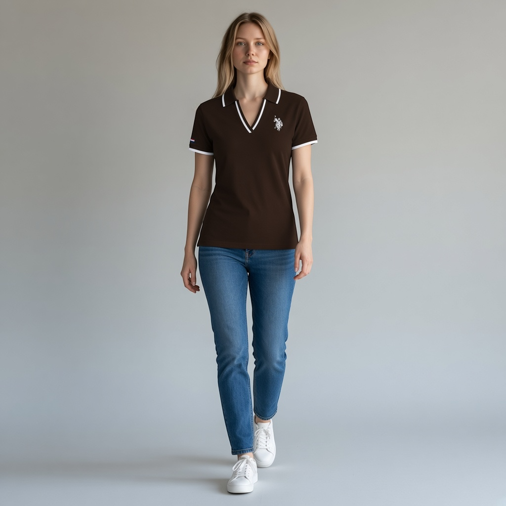 Modelo vistiendo polo marrón chocolate U.S. Polo Assn. de www.treshop.com.co con cuello en V y detalles blancos