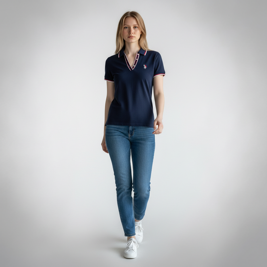 Modelo vistiendo polo azul marino www.treshop.com.co con cuello en V, detalles en contraste y logo bordado
