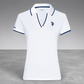 Polo www.treshop.com.co de mujer en algodón blanco con cuello en V, detalles azul marino y logo bordado